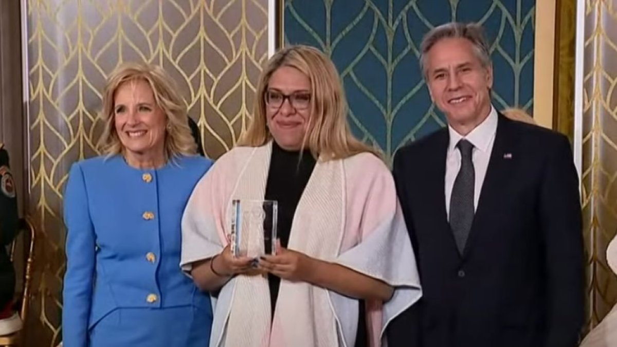 Jill Biden Y Anthony Blinken entregan el Premio Internacional a las Mujeres de Coraje al trans Alba Rueda en la Casa Blanca.