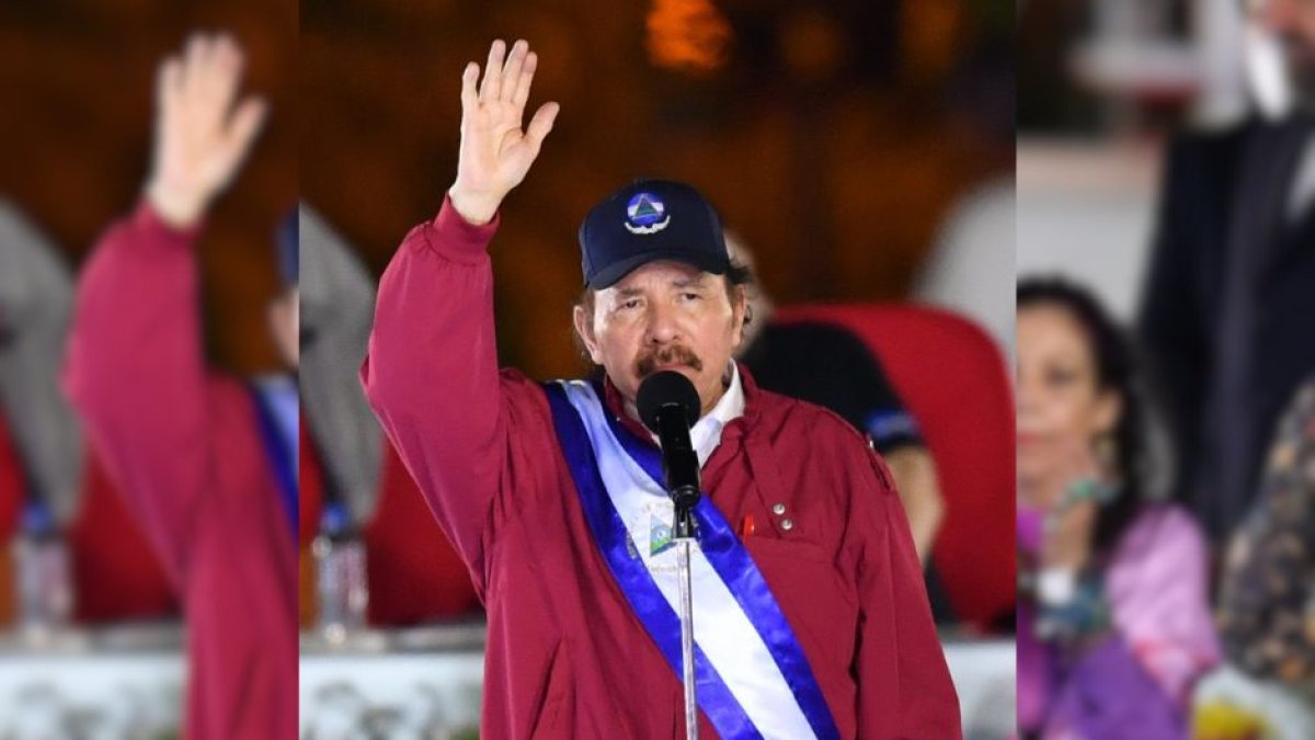 Daniel Ortega saluda sobre una imagen borroneada.