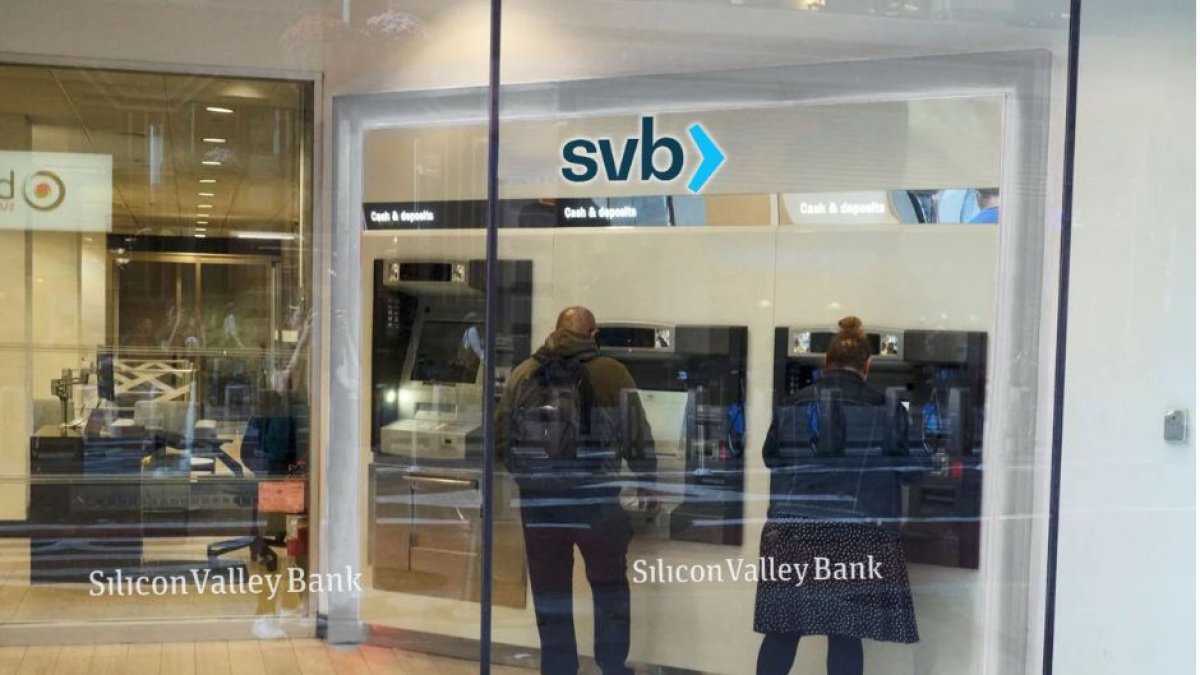 Varios clientes sacan dinero de un cajero de Silicon Valley Bank.