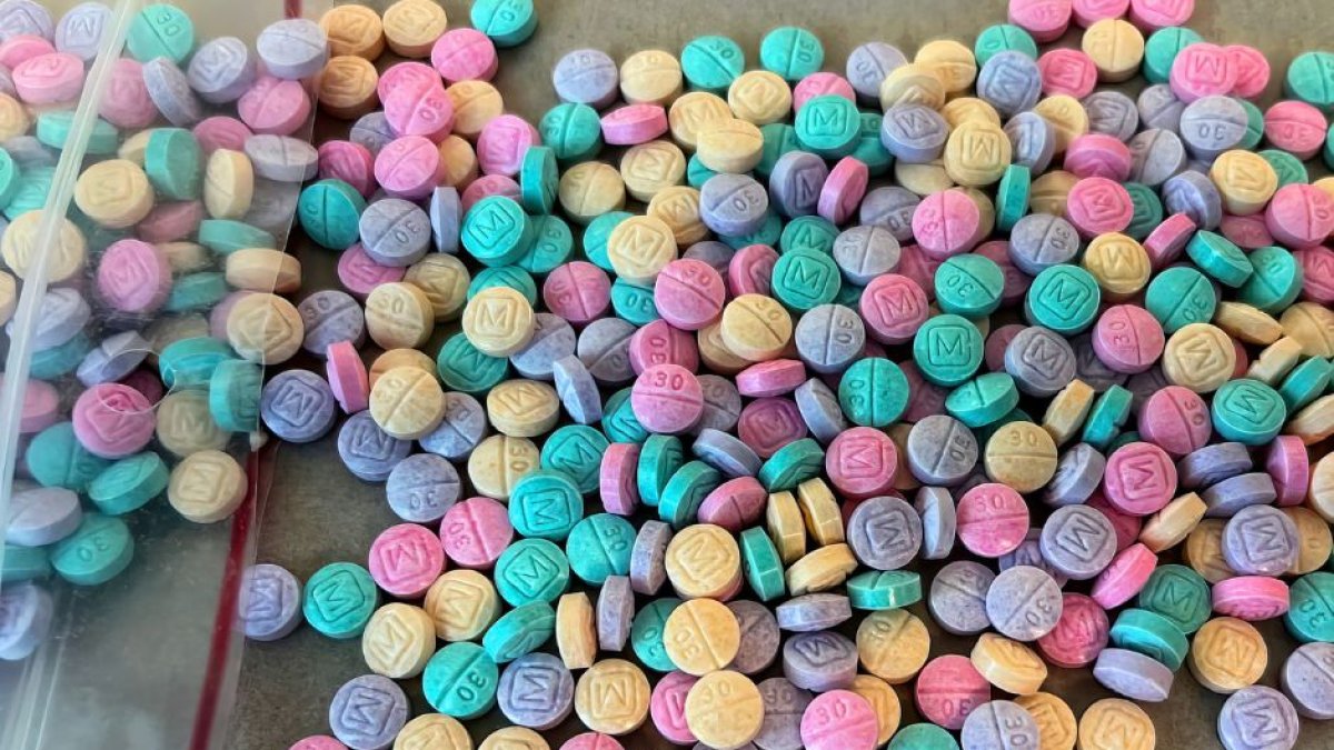 Decenas de pastillas de fentanilo incautadas por la DEA. Imagen de archivo.