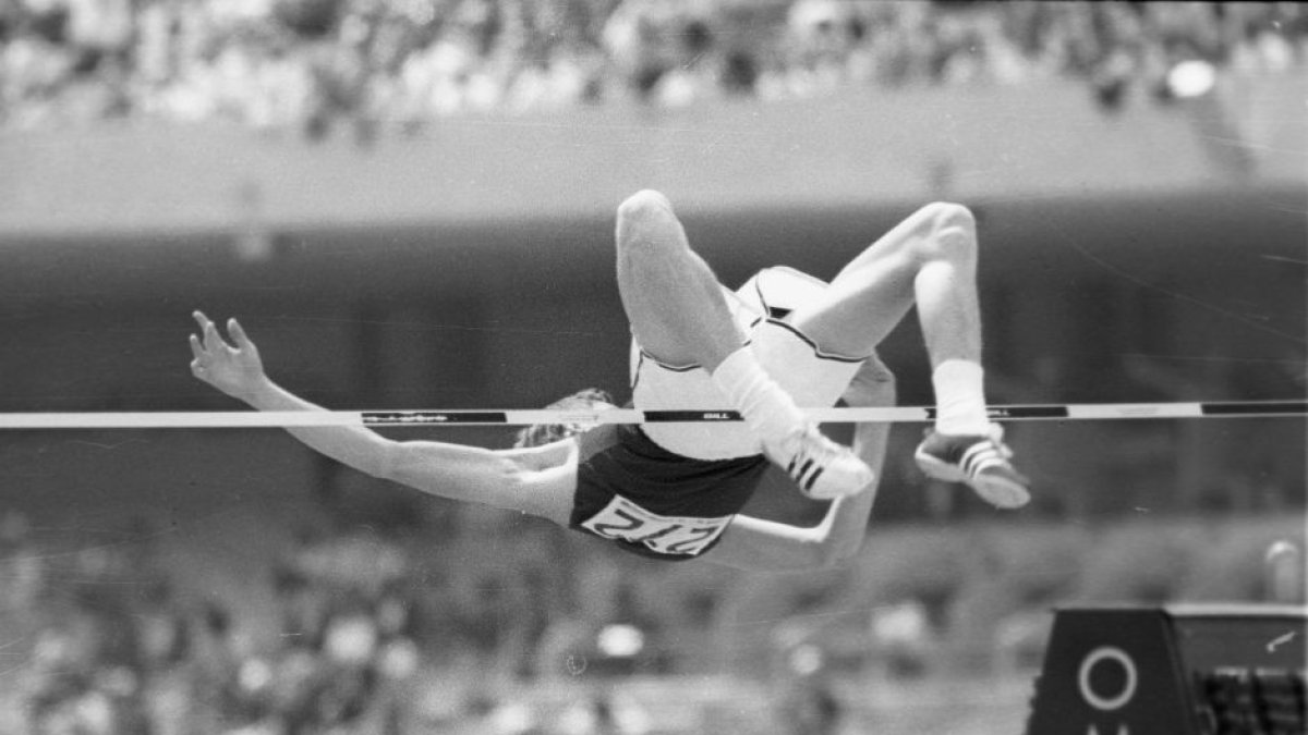 Dick Fosbuy salta durante las olimpiadas de 1968 en México.