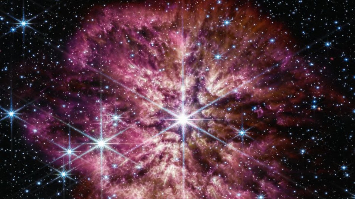 Imagen captada por el telescopio James Webb de una estrella en la cúspide de la muerte el 14 de marzo de 2023.