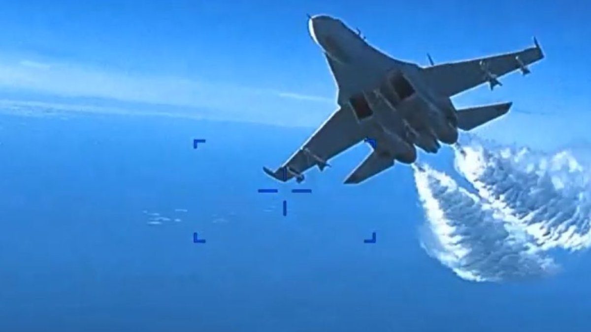Video del impacto de un caza ruso con un dron estadounidense.