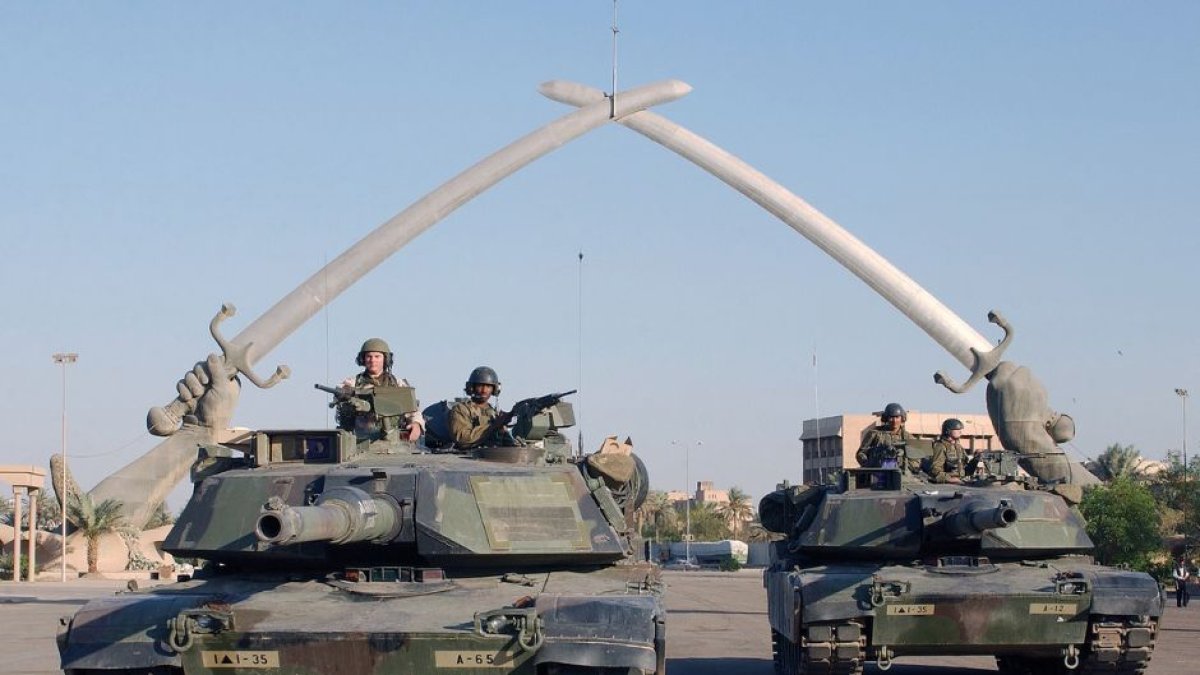Tankes M1 Abrams estadounidenses posan para una foto bajo el 