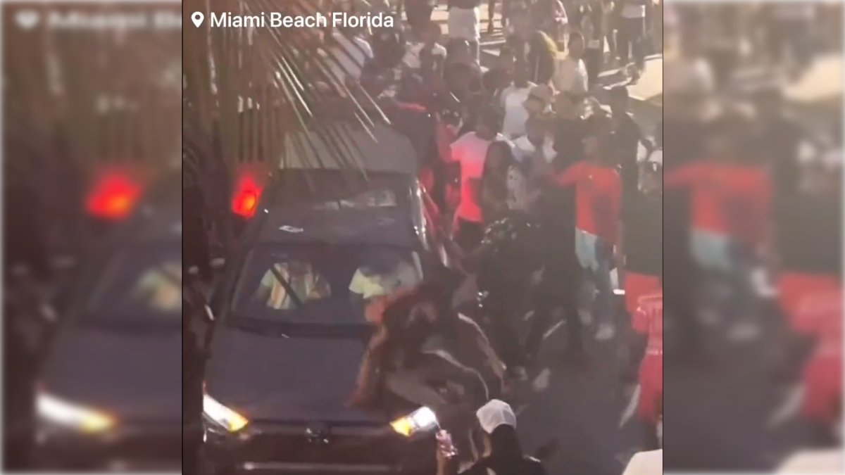 Imagen de un vídeo en el que se aprecian los disturbios en Miami Beach por la celebración del spring break.