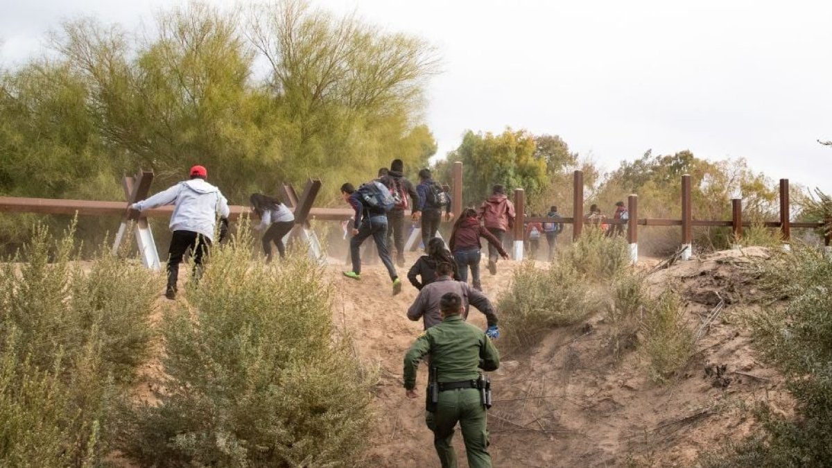 Un grupo de inmigrantes ilegales huye de un agente de la Patrulla Fronteriza. Imagen de archivo.