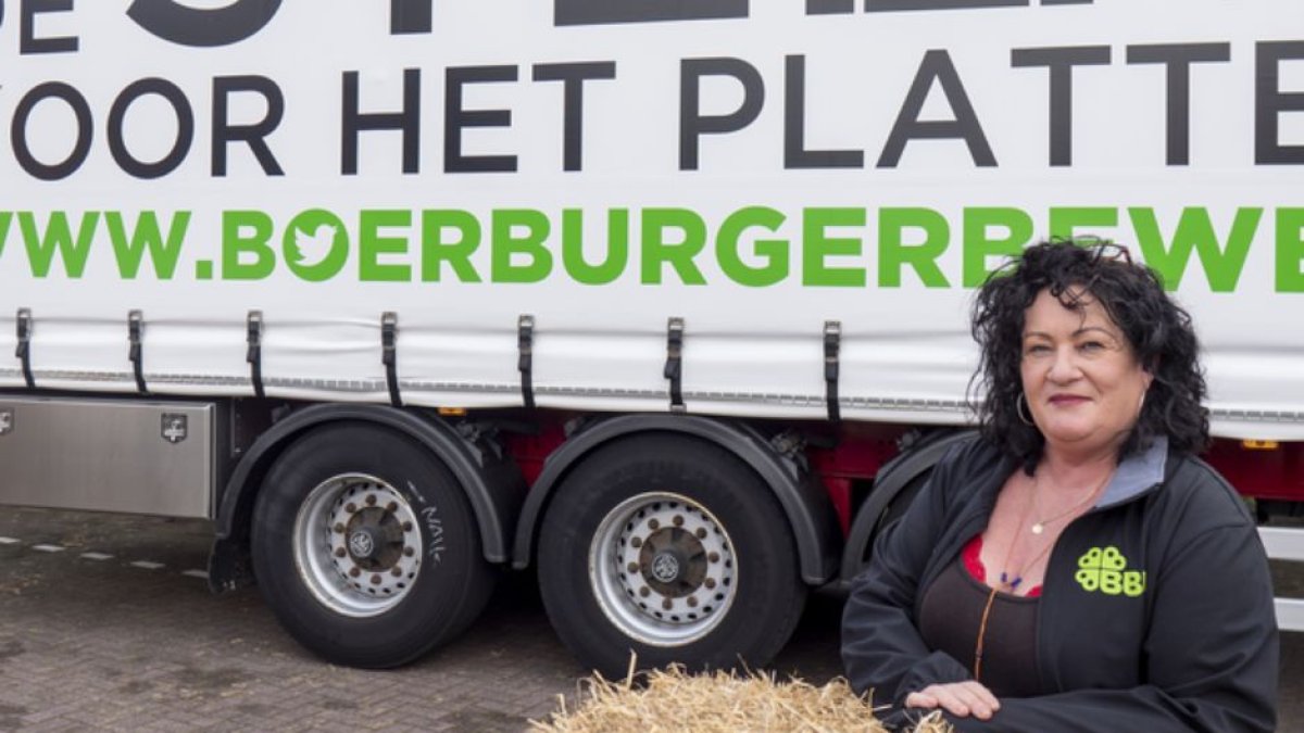 La líder del BBB, Caroline van der Plas, posa ante un camión con el nombre de su partido.