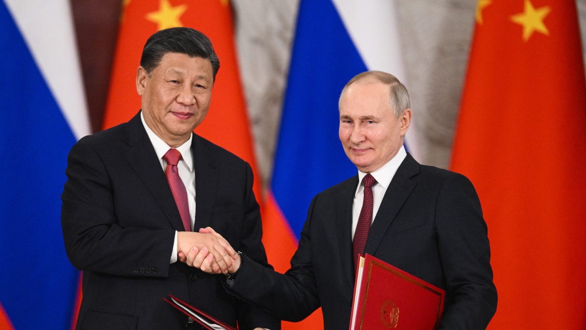 Xi Jinping y Vladimir Putin se dan la mano luego de alcanzar acuerdos económicos.