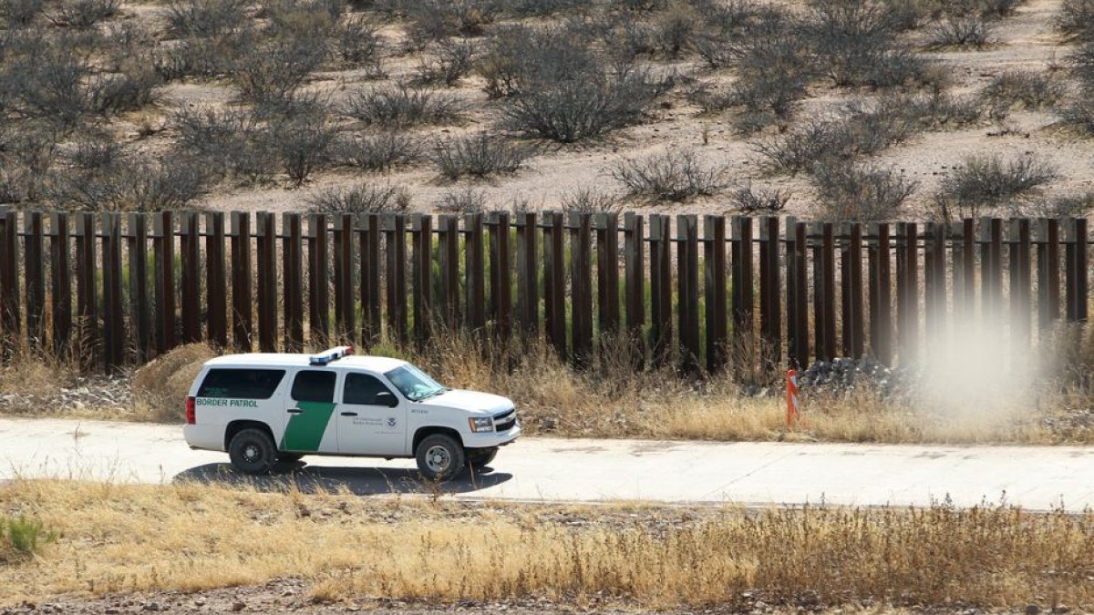 Automóvil de la Patrulla Fronteriza recorre la frontera entre Arizona y México.