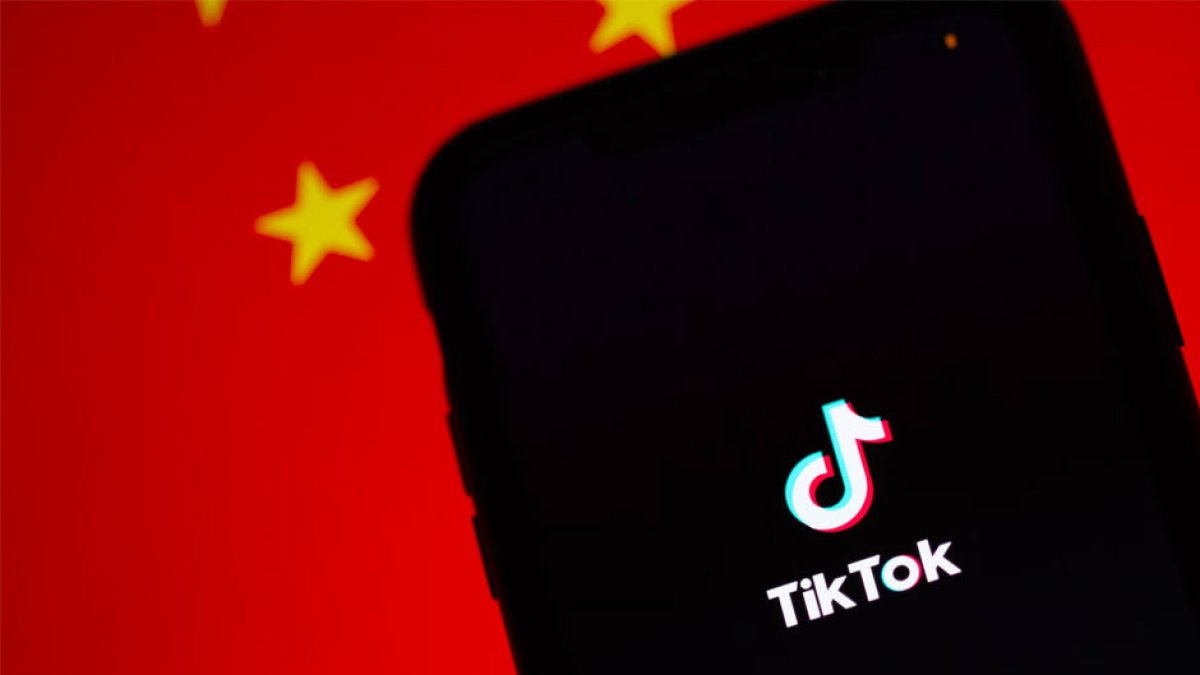 TikTok with the Chinese flag in the backgro