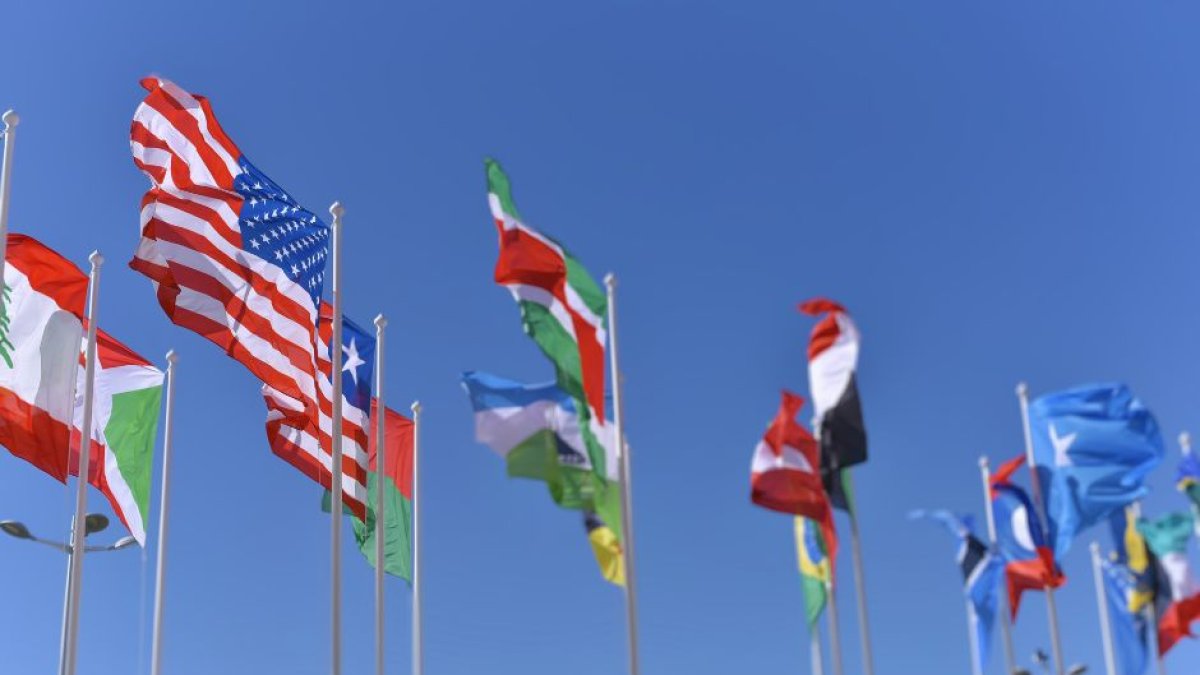 Bandera de Estados Unidos rodeada de banderas de otros países.