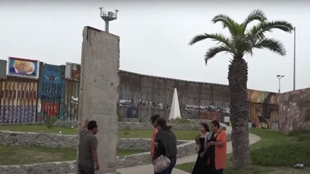 Fragmento del Muro de Berlín instalado en Tijuana (México), a escasos pies de la frontera con Estados Unidos.