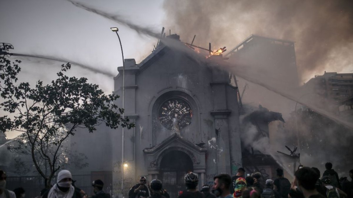 Imagen de archivo de una iglesia quemándose durante demostraciones en Chile en 2019.