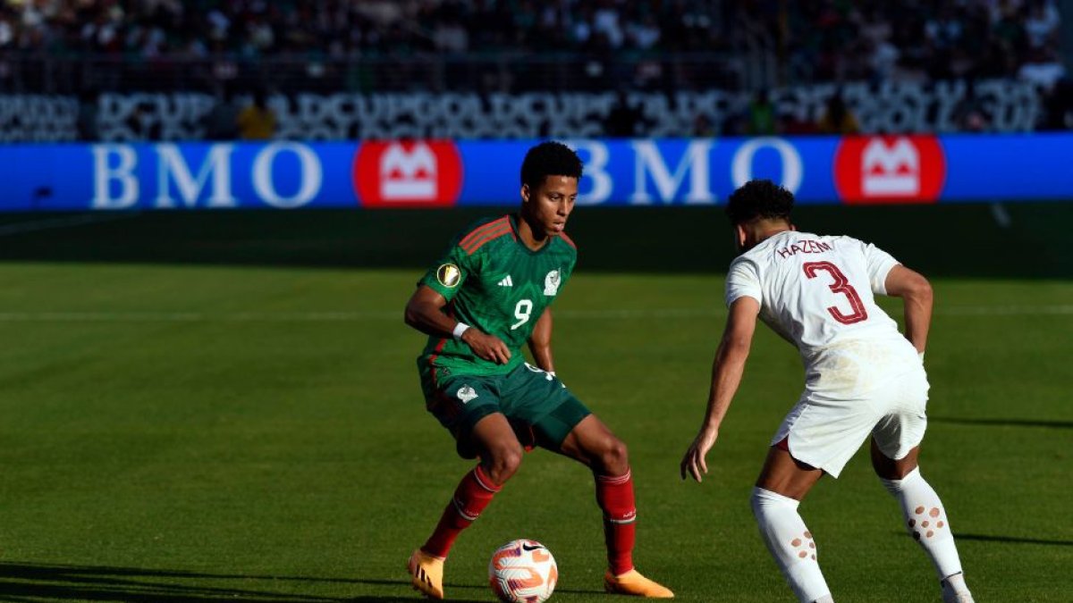 La Selección de México, disputando su partido de la fase de grupos de la Copa Oro de la Concacaf frente a Qatar.