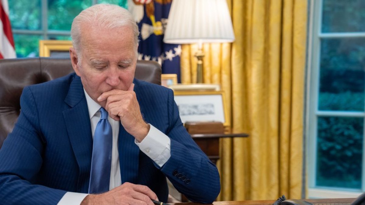 Joe Biden en actitud pensativa.