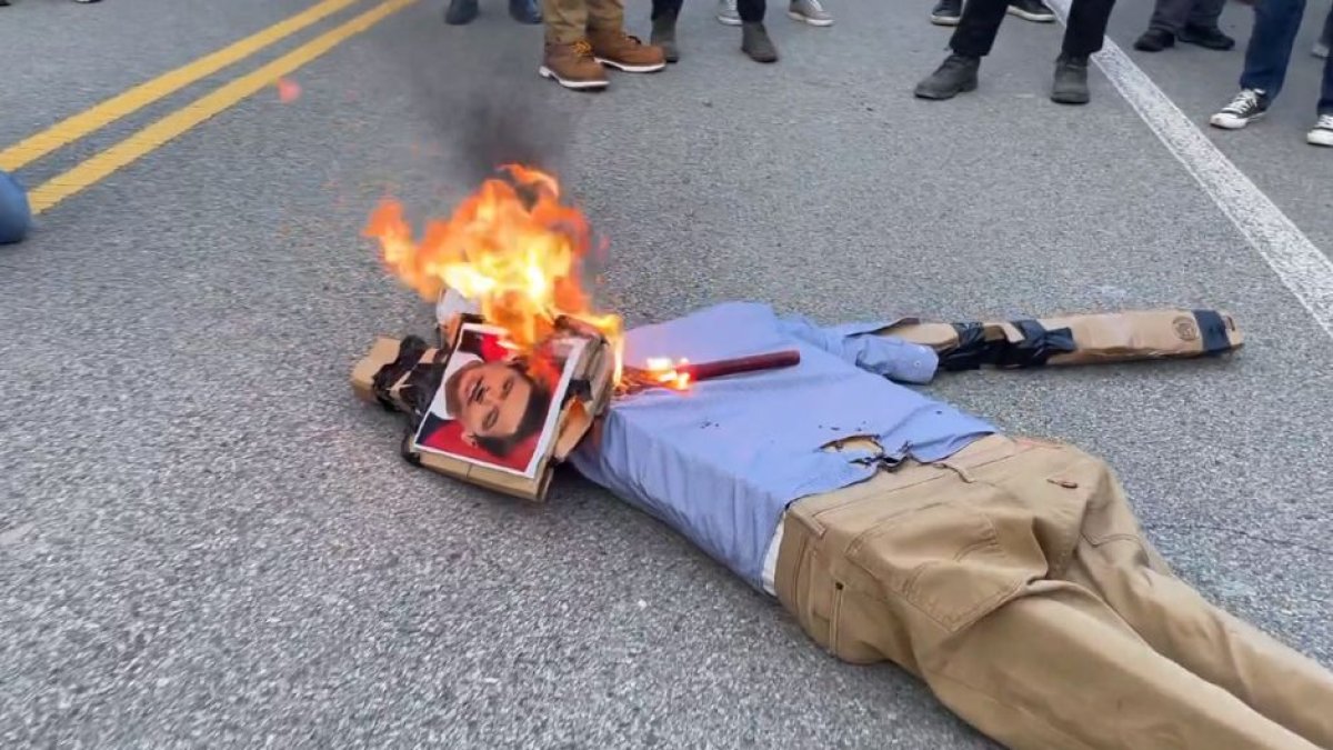 Un muñeco de Michael Knowles es quemado en una manifestación Antifa.