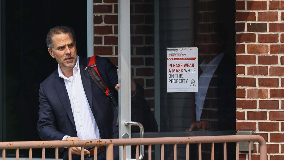 Hunter Bidenvisto saliendo de la oficina de abogados después de prestar declaración.
