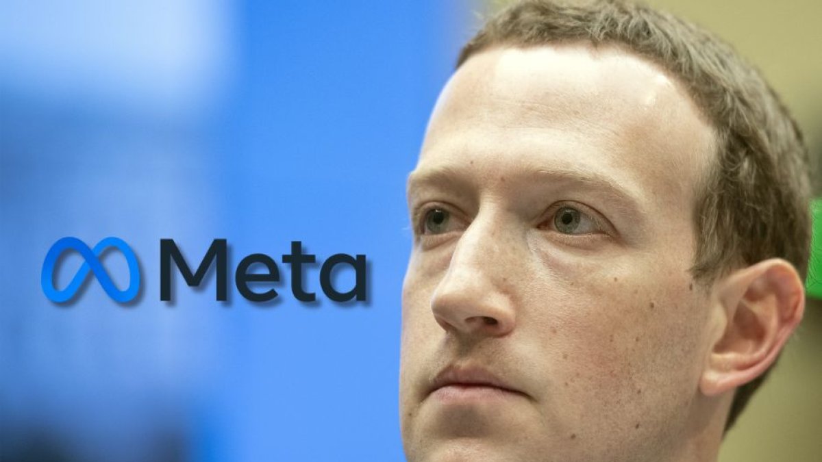 Foto del fundador de Meta, Mark Zuckerberg, con el logo de su empresa sobre la izquierda.