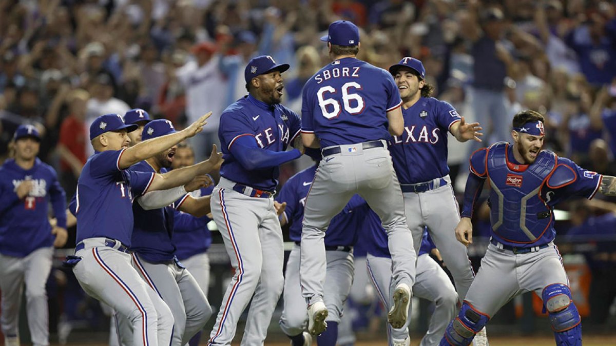 Los jugadores de los Texas Rangers celebran el título de la Serie Mundial, este 1 de noviembre de 2023. EFE/EPA/John G. Mabanglo