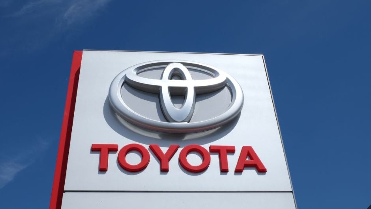 Imagen de archivo del logo de Toyota en el exterior de un concesionario.