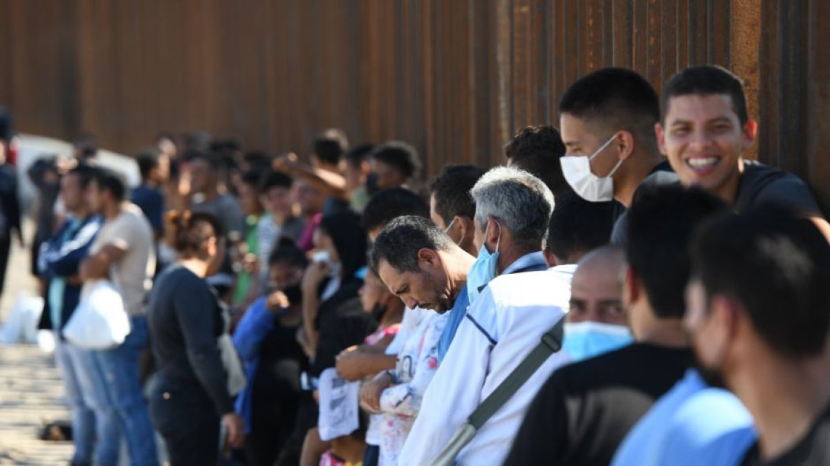 14 de julio de 2022, Eagle Pass, Texas, Estados Unidos: Cientos de migrantes llegan a la frontera entre Estados Unidos y México en Eagle Pass, Texas, el jueves durante una semana en la que un funcionario fronterizo local de Estados Unidos dijo que más de 13,000 migrantes habían sido aprehendidos en el área.