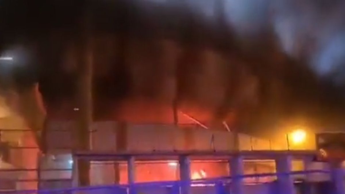 Estadio del fútbol italiano en llamas después de que hinchas del Foggia lanzasen bombas de humo.