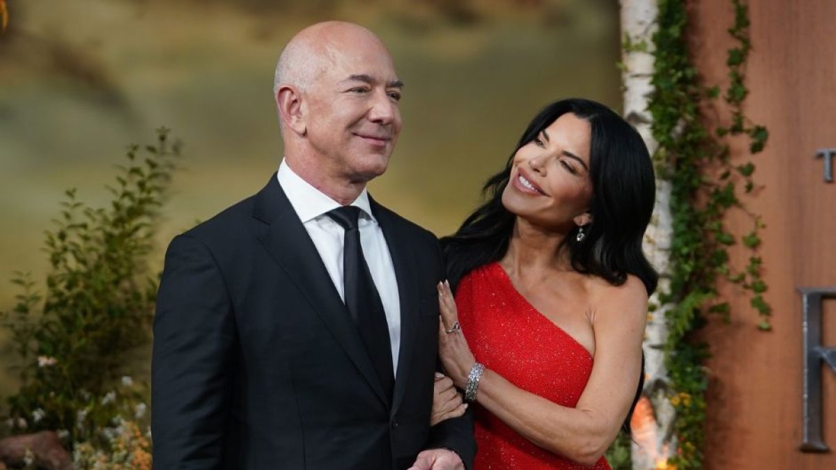 El fundador de Amazon Jeff Bezos y su esposa,