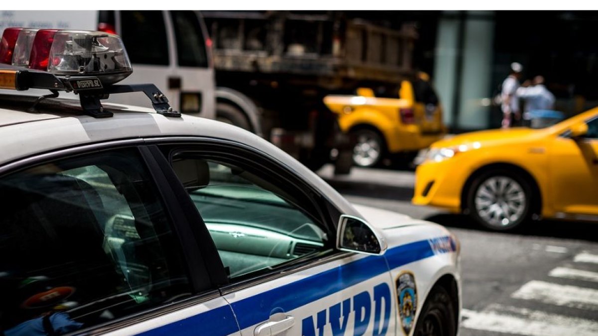 Coche de la policía de Nueva York patrullando.