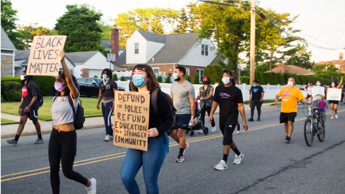 Manifestación de 'Defund the Police' en Long Island en