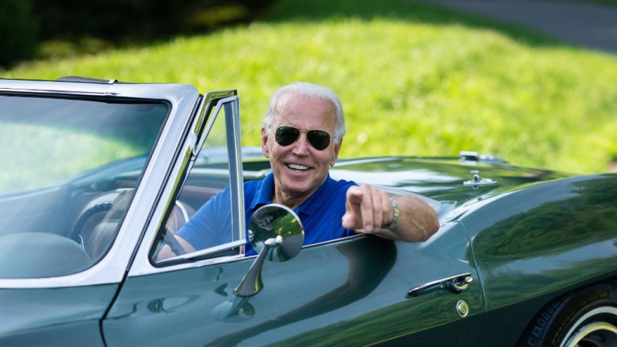 Biden montado en su Corvette en Delaware