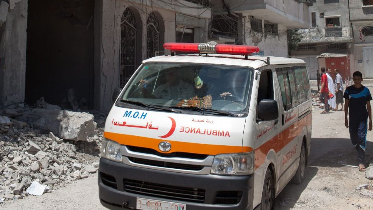 Una ambulancia conduce en Gaza