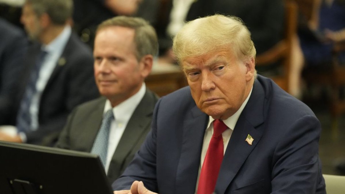 El expresidente Donald Trump sentado en la sala del tribunal durante su caso de fraude en el Tribunal Supremo de Nueva York en Nueva York, el martes 3 de octubre de 2023.