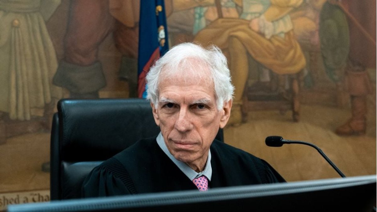 El Juez Arthur Engoron durante el juicio que se celebra en Nueva York contra Donald Trump