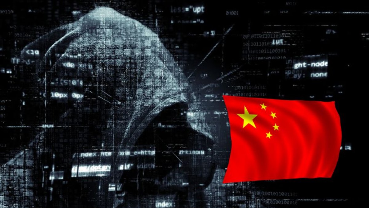 Montaje de un hacker encapuchado con una bandera china.