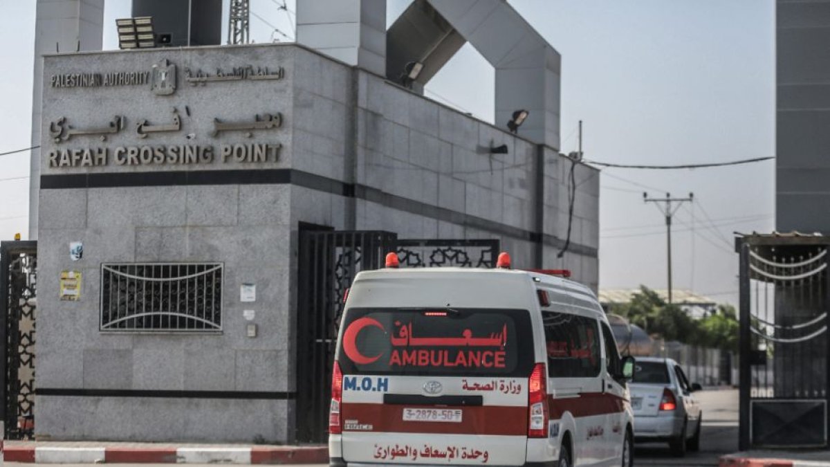 Una ambulancia palestina en el cruce fronterizo entre Gaza y Egipto