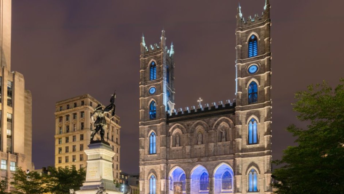 Basílica Notre-Dame de Montreal. Imagen de archivo.