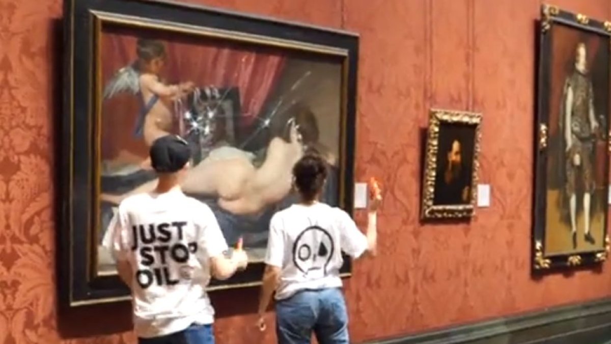 Dos activistas climáticos atacan La Venus del espejo de Velázquez en Londres.