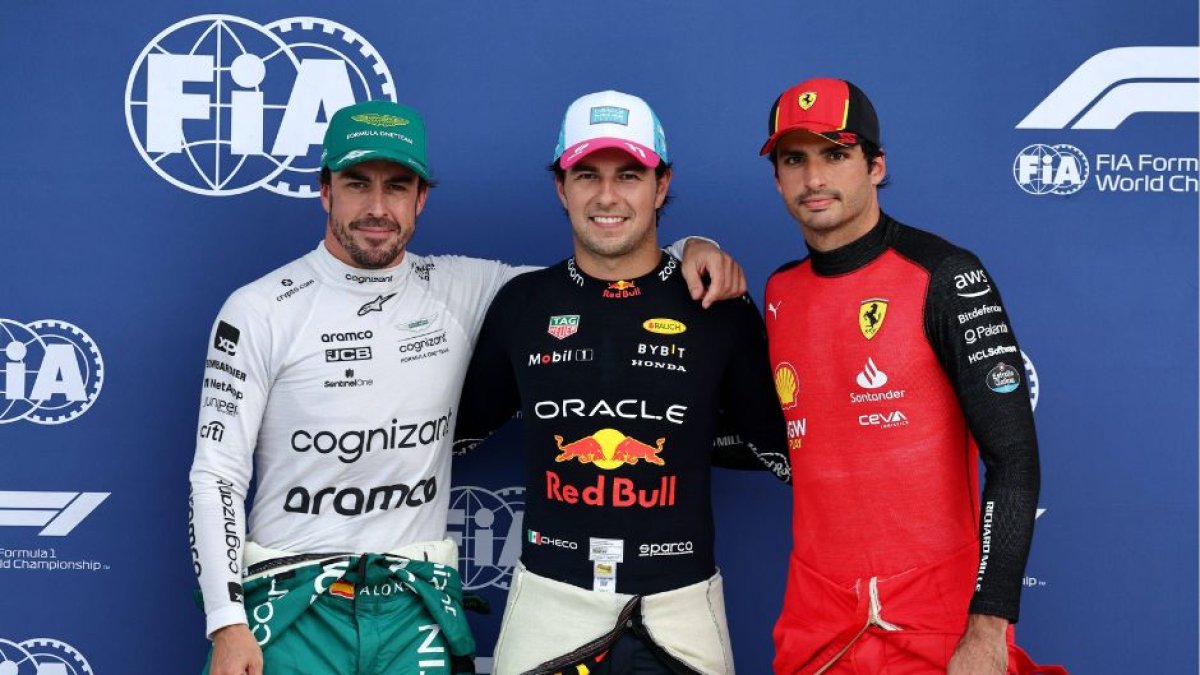 Fotografía con los galardonados Fernando Alonso (ESP) Aston Martin F1 Team, segundo; Sergio Pérez (MEX) Red Bull Racing, pole position; Carlos Sainz Jr (ESP) Ferrari, tercero.