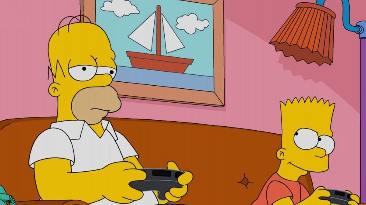 Homero y Bart en una imagen promocional de la vigésimo octava temporada de 'Los Simpsons'. Homero no volverá a estrangular a Bart, según anunció la ficción recientemente.
