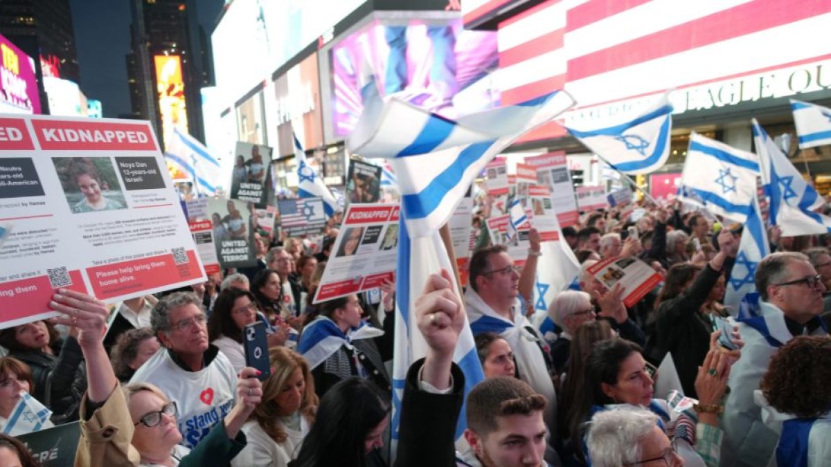 Estadounidenses protestan en el Times Square con carteles que muestran a los secuestrados por Hamás.