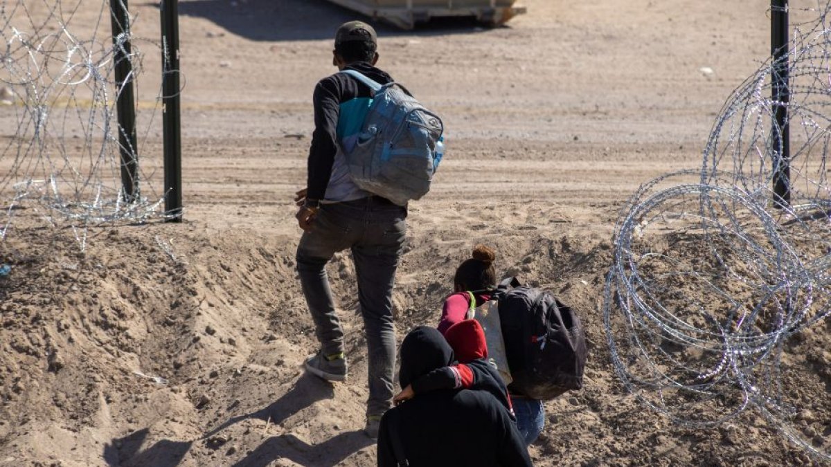 Inmigrantes cruzando la frontera sur.