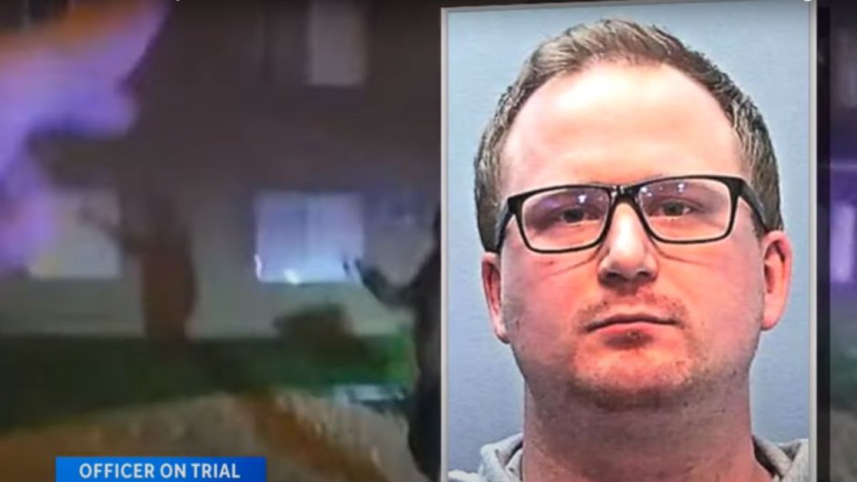 Captura de pantalla del vídeo en el que CBS informa del comienzo del juicio en Colorado de Nathan Woodyard, acusado de homicidio involuntario contra Elijah McClain. El policía fue declarado inocente de ese cargo.