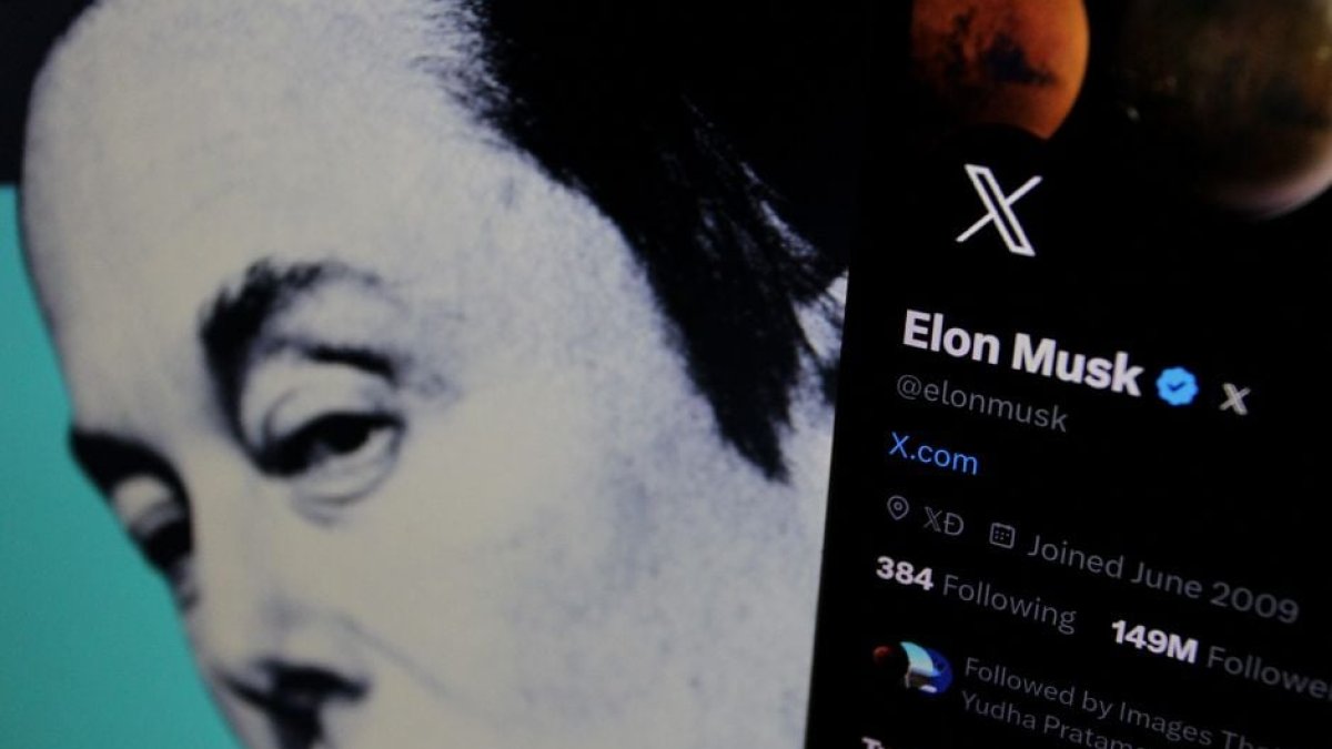 Imagen de Elon Musk detrás de un celular que muestra el nuevo logo y nombre de Twitter, X.
