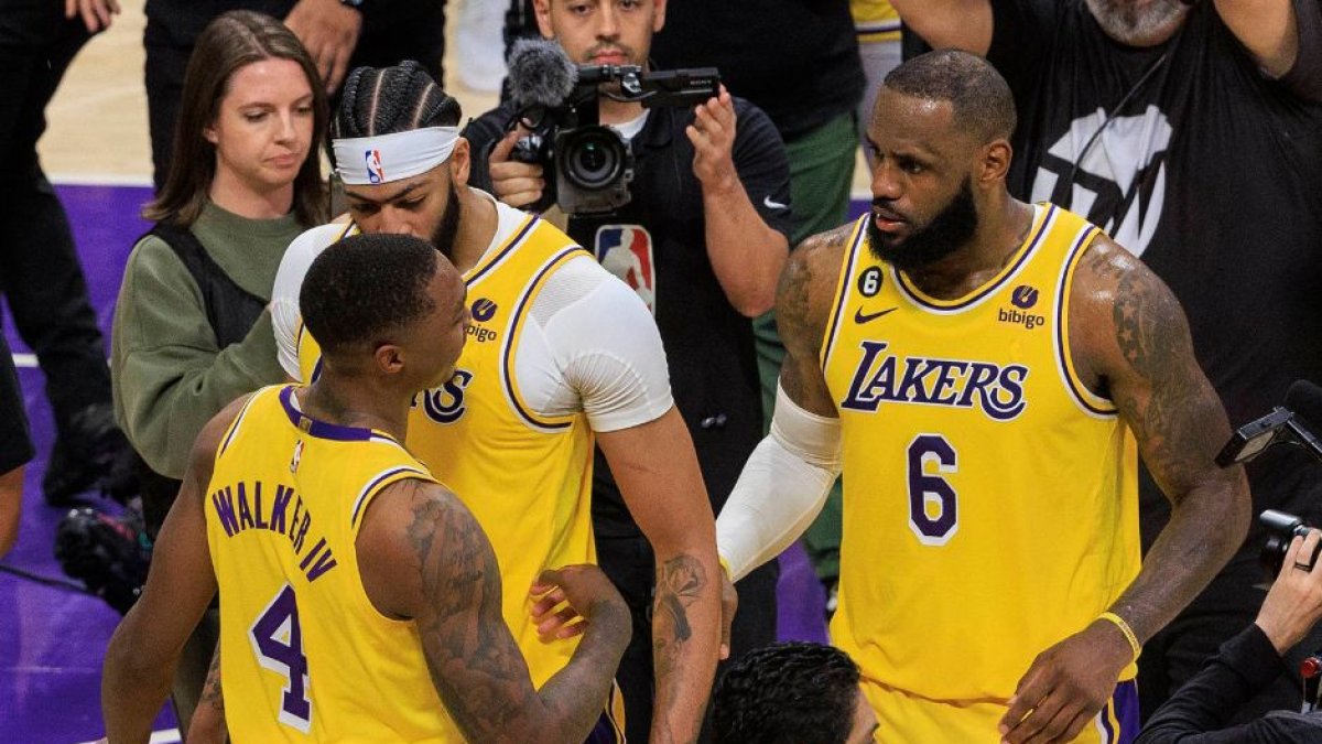 Los jugadores de Los Ángeles Lakers LeBron James, Anthony Davis y Lonnie Walker celebran la victoria en el cuarto partido de la serie frente a Golden State Warriors de las semifinales de la Conferencia Oeste.