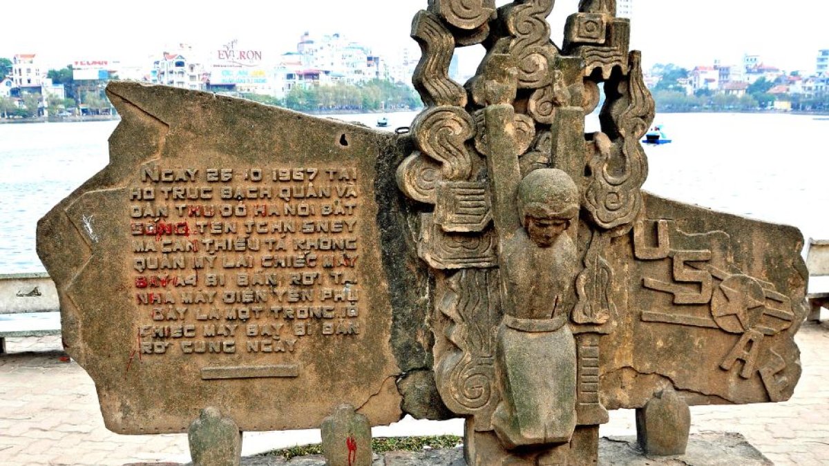 Monumento a McCain en Hanoi.