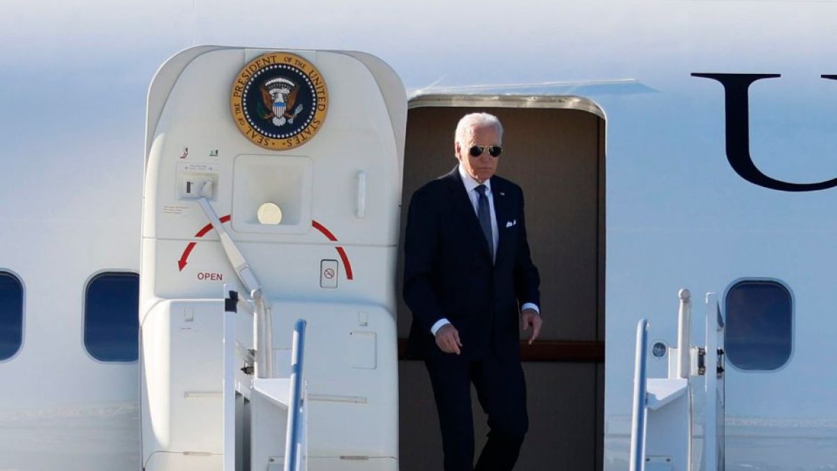 Joe Biden saliendo del Air Force One.