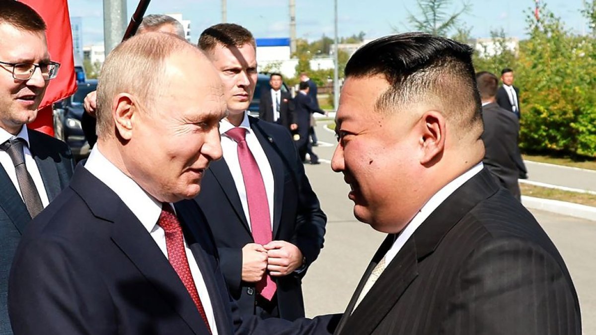 Putin saluda a Kim Jong-Un