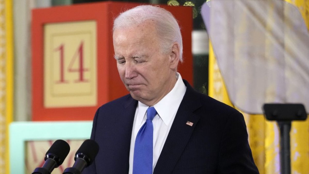 El presidente de Estados Unidos, Joe Biden, habla detrás de una tarima durante una recepción de Hanukkah en la Sala Este de la Casa Blanca en Washington, el lunes 11 de diciembre de 2023.