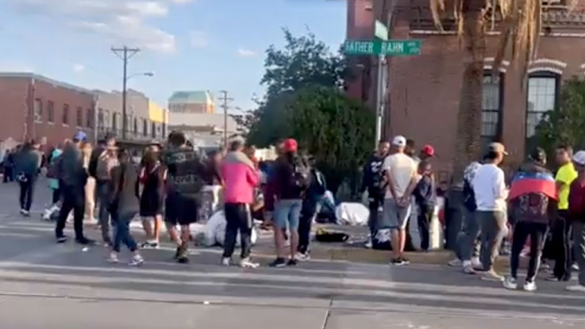 Cientos de migrantes agolpándose en El Paso a la espera de su destino.