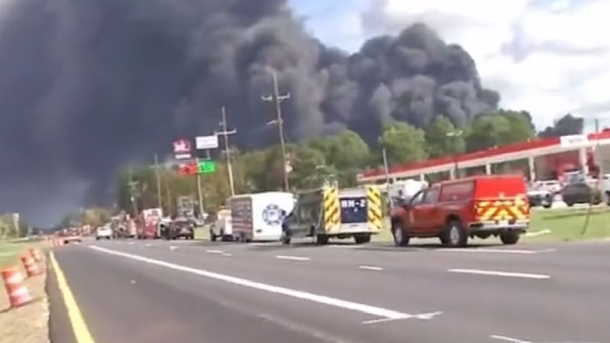 Texas: una explosión en una planta química de San Jacinto genera un gran incendio | ABC News
